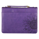 Zij is gekleed in paars luxe leer