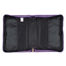 Zij is gekleed in paars luxe leer